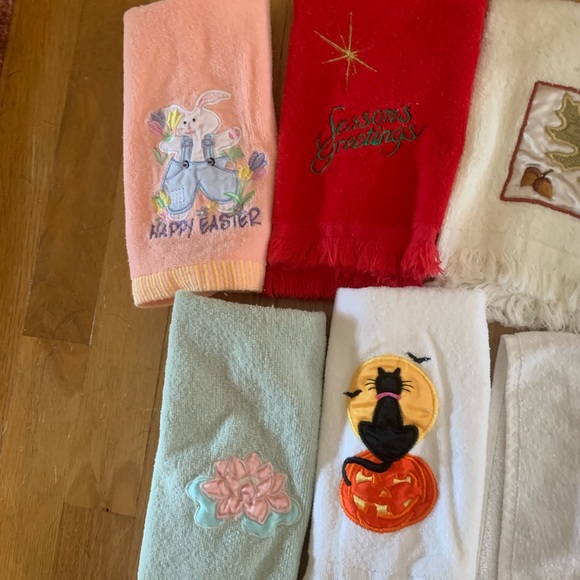 8 Fingertip Towels - Picture 3 of 3